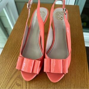 EUC Vince Camuto Ava Coral Patent Leather Peep Toe Bow Slingback Heels 7.5 Shoes